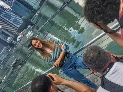 Алекс изневерила на Дани в Сингапур! Моделката залитна по фотограф