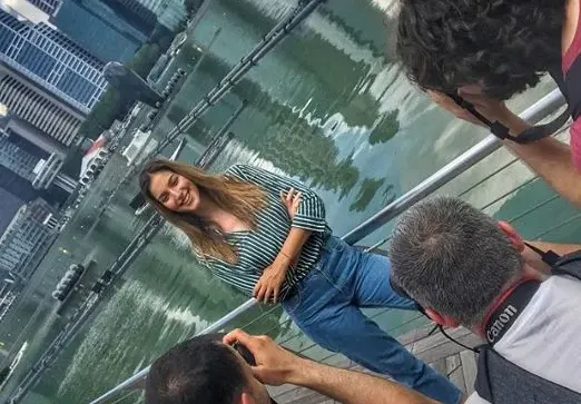 Алекс изневерила на Дани в Сингапур! Моделката залитна по фотограф
