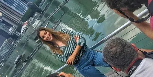 Алекс изневерила на Дани в Сингапур! Моделката залитна по фотограф