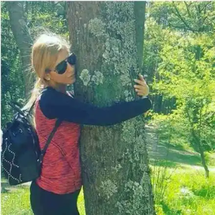 Анелия вае дупе в планината