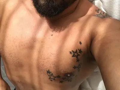 Азис остана без гърди и бицепси