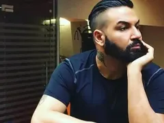 Азис оздравя