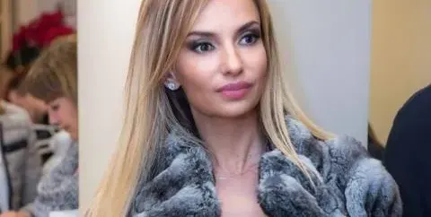 Баба Малина крие внучето, не иска да я мислят за стара чанта