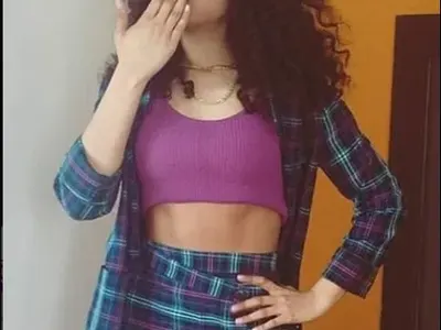 Близначката Алекс показва яко тяло в мола