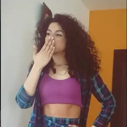 Близначката Алекс показва яко тяло в мола