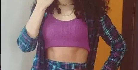 Близначката Алекс показва яко тяло в мола