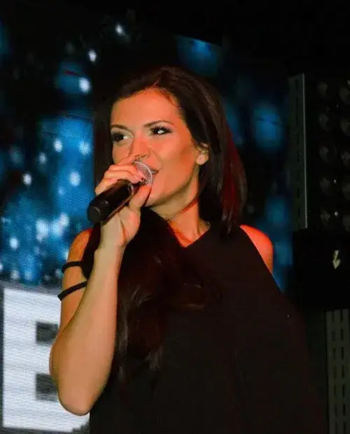 Бременната Преслава с последно участие, вече едва се провира до микрофона