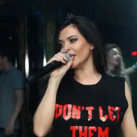 Бременността мъчи Преслава, певицата пее на почивки с последни сили о отекли крака