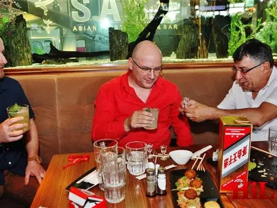 Часове преди старта на „Черешката”, Шеф Манчев  се отдаде на азиатска екзотика