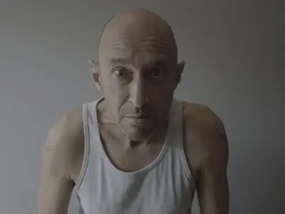 Д-р Врабчев от  „Откраднат живот” шашка със зимни кондури и къси гащи