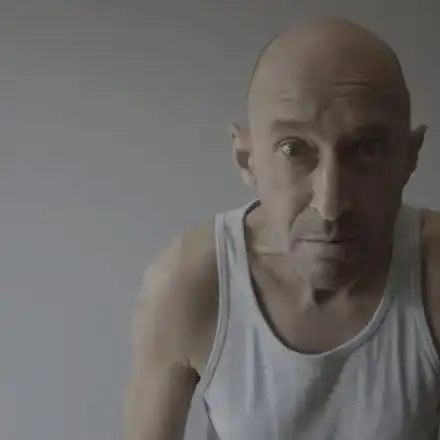 Д-р Врабчев от  „Откраднат живот” шашка със зимни кондури и къси гащи