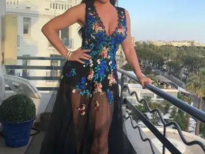 Дарина Павлова се кипри с ромска туника в Кан