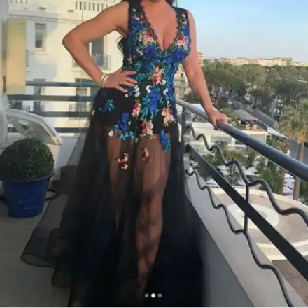 Дарина Павлова се кипри с ромска туника в Кан