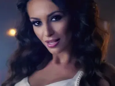 Джулия се наблъска със силикон, за да мачка конкуренцията