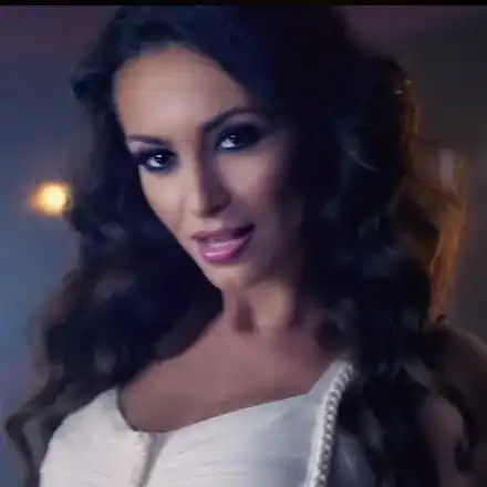 Джулия се наблъска със силикон, за да мачка конкуренцията