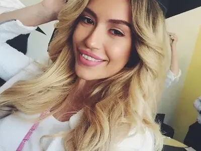 Ех, селоо! Абитуриентката Тита завърши силистренска гимназия и друсна един гьобек за финал пред входа й (Кадри от изпращането)