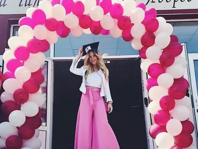 Ех, селоо! Абитуриентката Тита завърши силистренска гимназия и друсна един гьобек за финал пред входа й (Кадри от изпращането)