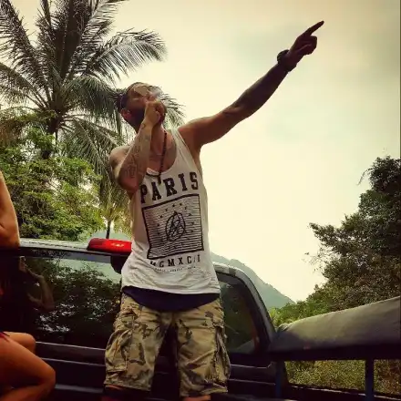 Ексклузивен сигнал до HotArena: Рапърът Dee оправя Ани Хоанг в другата стая, докато Люси Иларианов спи!