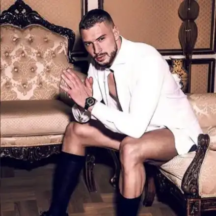 Ексклузивно в HotArena! Гаджето на плеймейтката Анджелина с оня филм пребивал жени (Скандални разкрития)