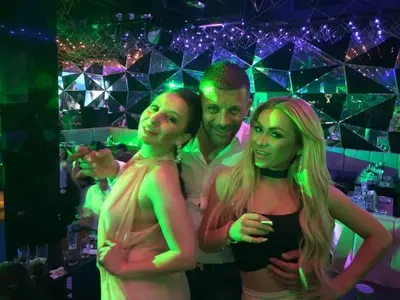 Ексклузивно в HotArena! Нора Недкова заби най - богатия БГ капитан! (Милионерът я глези по яхти и дискотеки от София до Монако, СНИМКИ)