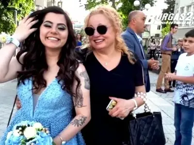 Емануела и Тони Димитрова изпращат абитуриенти (Снимки)