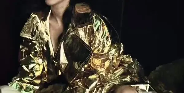 Галена гази наред! Окраде музиката на арабски дидждей (Открийте разликите, ако има такива)