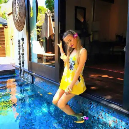 Яката дупара движи с кльощав охранител с вид на програмист