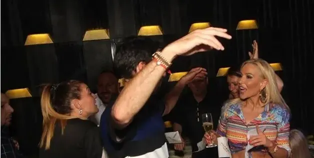 Ивелин Попов мята салфетки по жена си! Заведе я на дискотека за пръв път от години