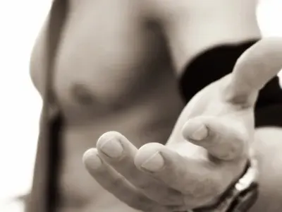 Изповедта на едн млад ром: Спя с богати чичковци, за да има какво да ям  (Покъртителни истории)