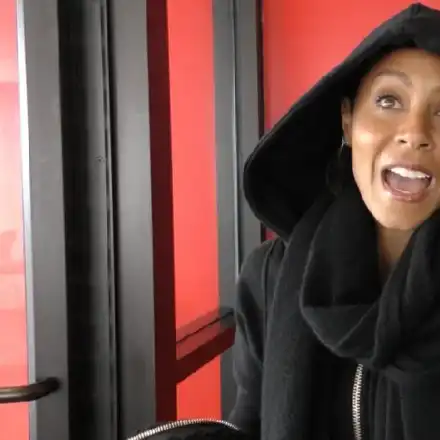 Жената на Уил Смит по суитчър в София