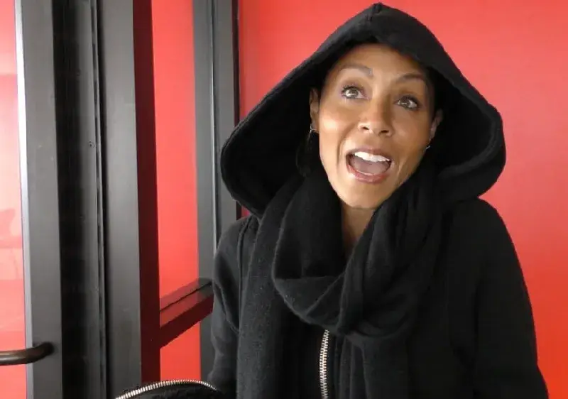 Жената на Уил Смит по суитчър в София