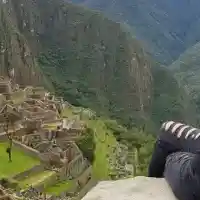 Кали дъвче листа от кока в Перу