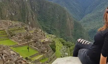 Кали дъвче листа от кока в Перу