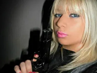 Казанлъшка уебкам моделка разби на пух и прах българските хейтърки и мъже! Защо според нея те не струват? (СНИМКИ)