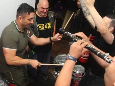 Коцето мъсти заради отнетата победа в „Капките“! Развали партито на Халваджиян, като разцепи участниците (Много СНИМКИ)