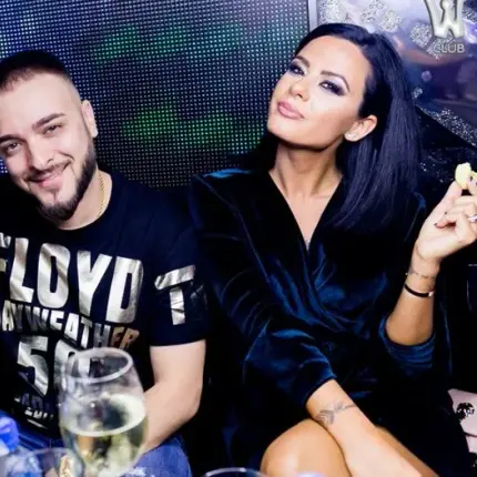 Криско отпразнува ЧРД с мацки без дрехи, с облеченото си гадже и влюбена в него фенка на сцената! (СНИМКИ от купона)