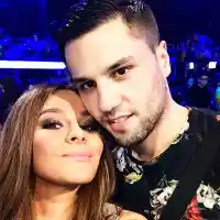 Малката Кобра сам дундурка бебето (Снимка)