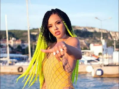 Мераклии преследват Дара с неприлични оферти