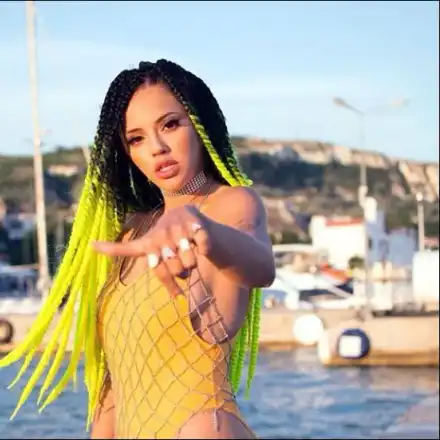 Мераклии преследват Дара с неприлични оферти