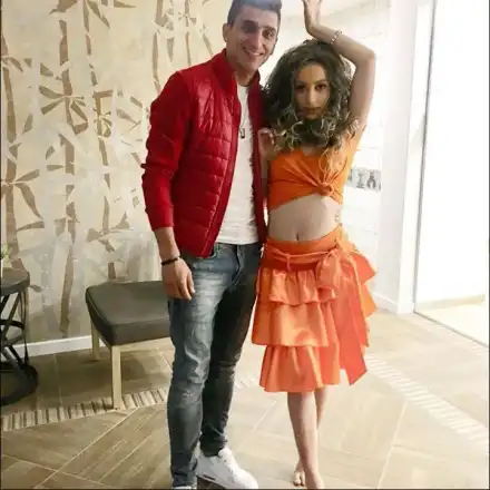 Михаела от Х Фактор заби футболист