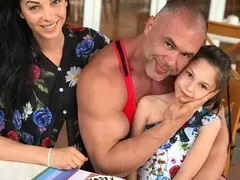 Мис Дупе тъпче щерка си с пържени картофи, а от екрана проповядва здравословно хранене