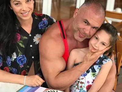 Мис Дупе тъпче щерка си с пържени картофи, а от екрана проповядва здравословно хранене