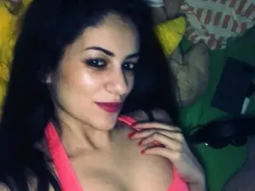 Невен Павлова от реалити шоуто с Пацо стана модел! Прави си и скандални фотосесии  (Кадри)