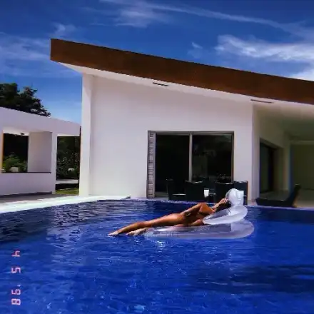 Николета избухна със снимката на годината! Голата ѝ задница взриви Инстаграм