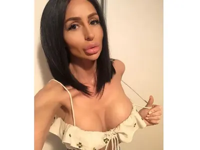 Пълна изтрещялка! Деси Фотосесията след селфито с лимона: Засне „най-милото“ си и с роза, чаша кафе и фас от трева (Няма такива снимки, ВИЖТЕ)