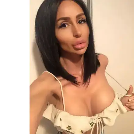 Пълна изтрещялка! Деси Фотосесията след селфито с лимона: Засне „най-милото“ си и с роза, чаша кафе и фас от трева (Няма такива снимки, ВИЖТЕ)