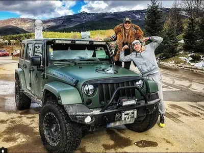 Петканов сам си мие колата