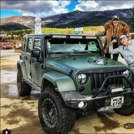 Петканов сам си мие колата