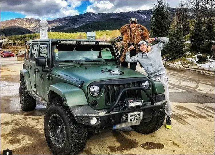 Петканов сам си мие колата