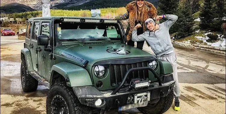 Петканов сам си мие колата